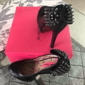 Betsey Johnson Zingerr sz 7.5